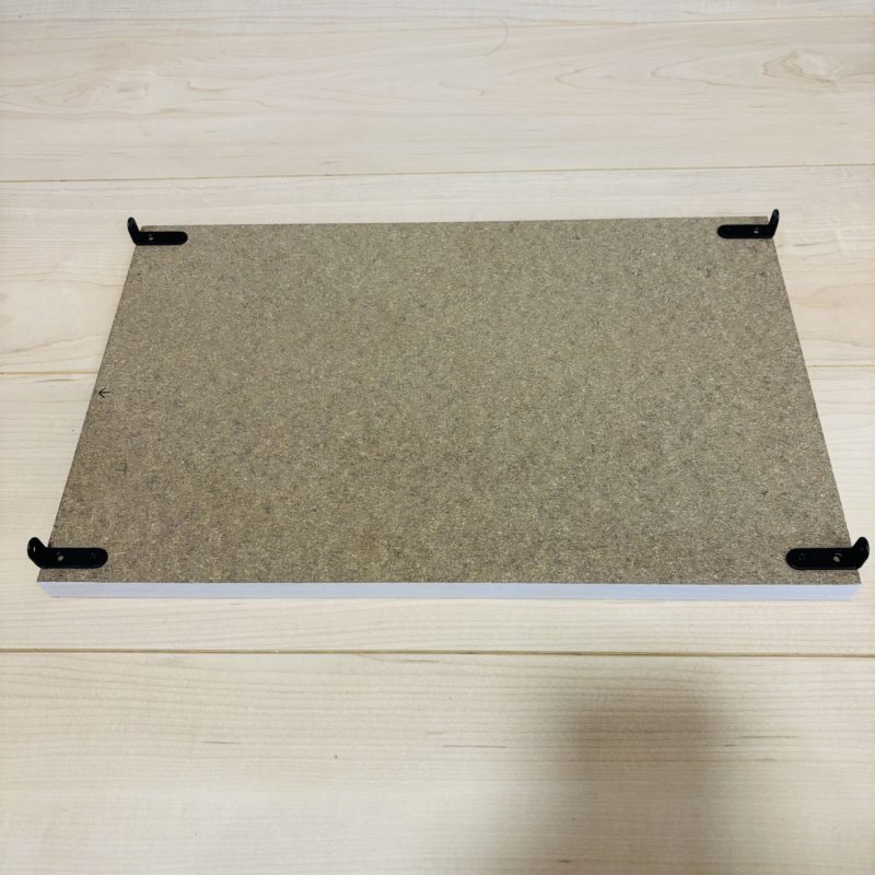 真ん中の棚板はL字金具を使用し取り付ける様子