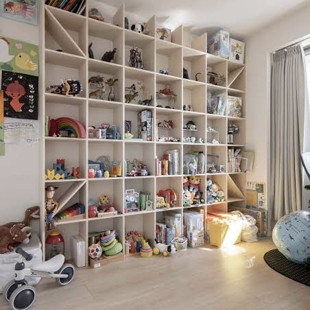 大容量のオープン棚におもちゃが整然と並んだ美しい子ども部屋の例