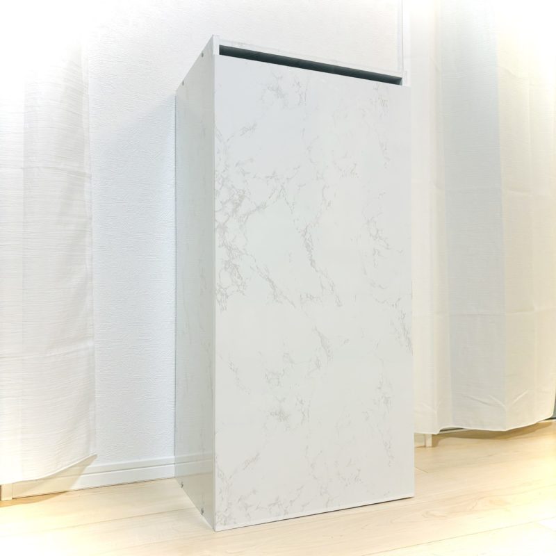 カラーボックスに扉を付けて完成した様子