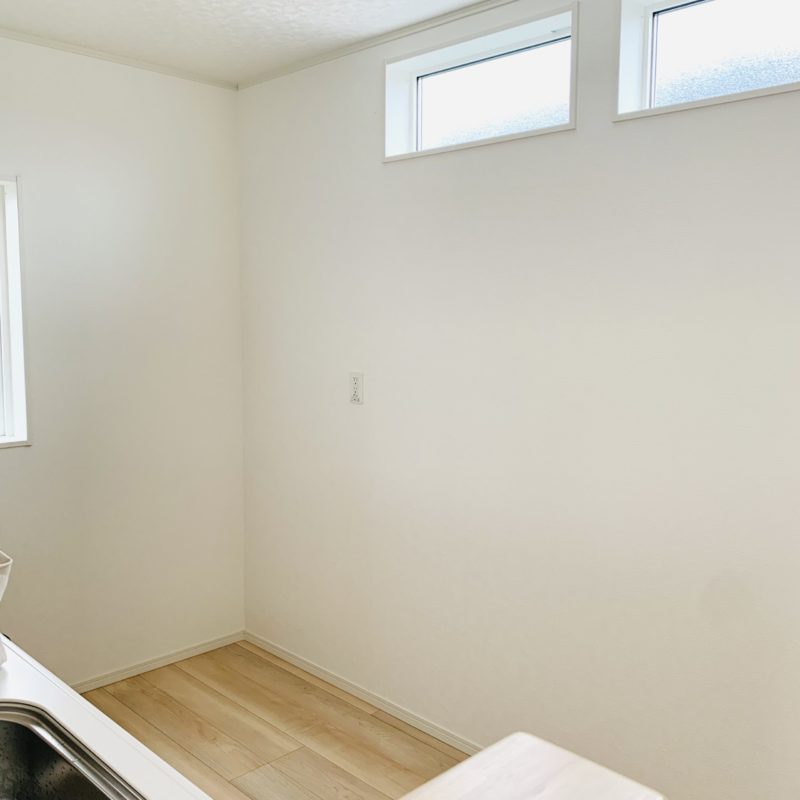 キッチン背面の壁の写真