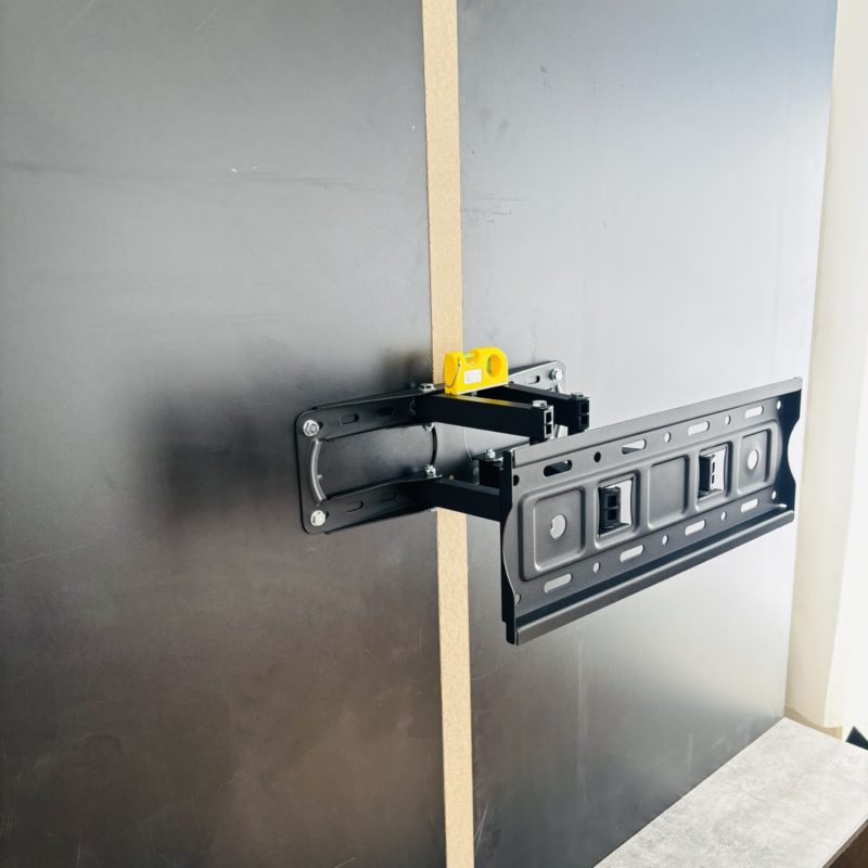 壁掛けテレビ用金具の取り付けが終わった写真